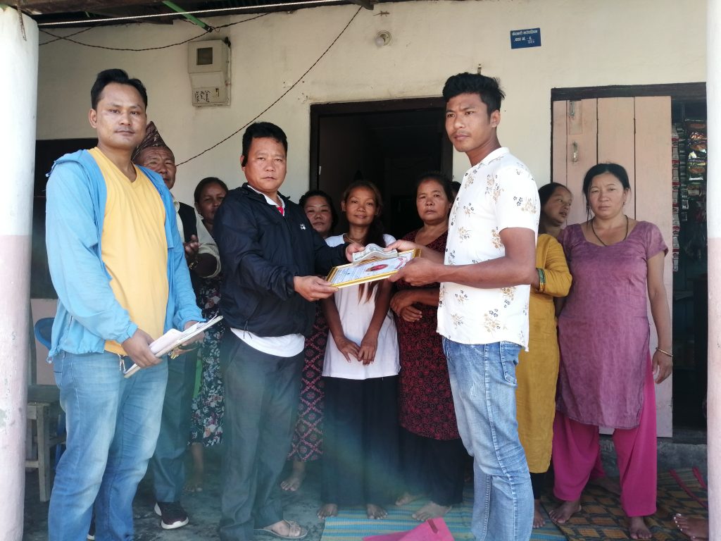 निर्धन उत्थान लघुवितद्धारा मृतकको परिवारलाइ बीमा रकम हस्तान्तरण