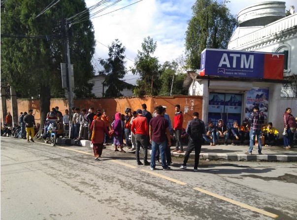 पोखरामा नयाँ नोट साट्नेको भिड, काठमाडौंमा पनि उस्तै