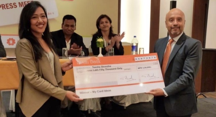 लक्ष्मी बैंकको माई कार्ड आइडियाज प्रतियोगिताको विजेता टीशा श्रेष्ठ