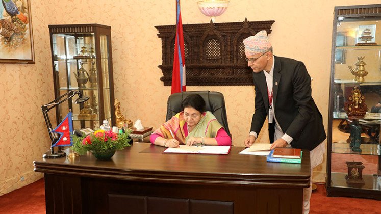 राष्ट्रपति भण्डारीद्वारा देशको अर्थतन्त्रका बारे नेताहरुसँग छलफल