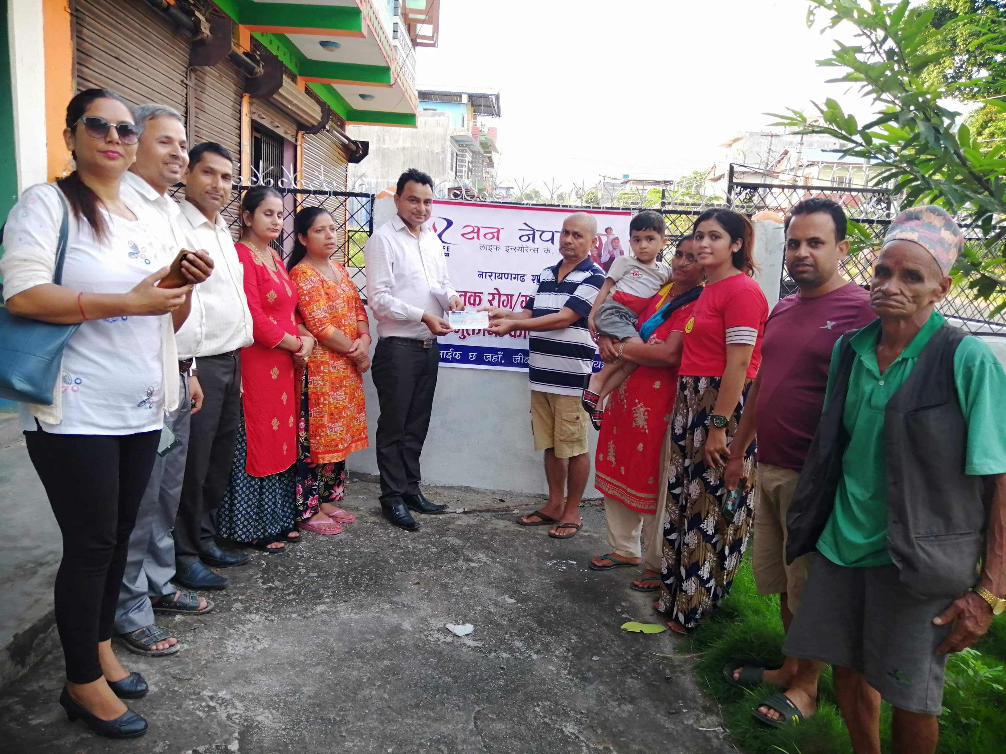 बिदेशमा पनवलाई क्यान्सर, सन नेपाल लाईफले दियो पाँच लाख भुक्तानी