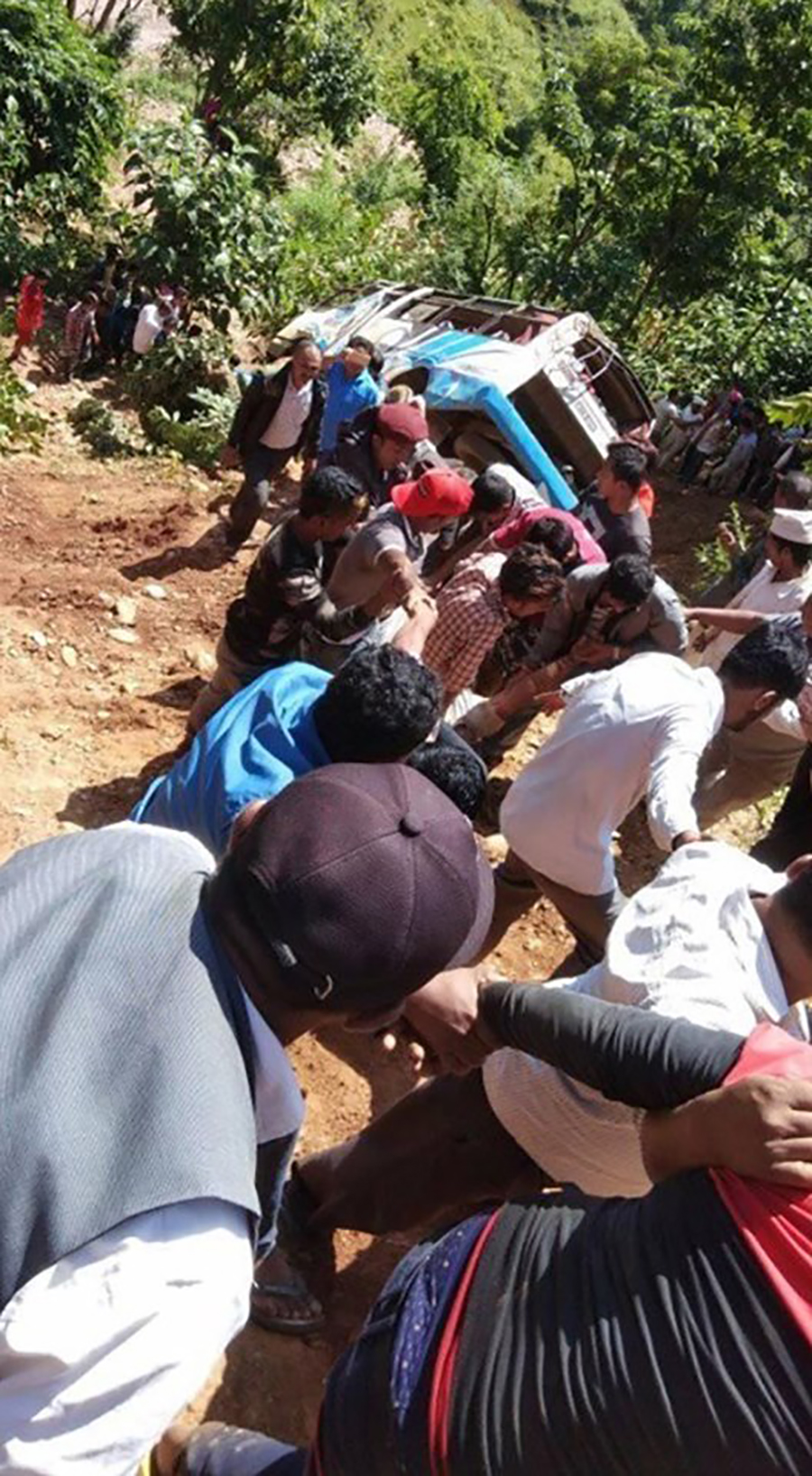 सिन्धुपाल्चोक दुर्घटनामा मृत्यु हुनेको संख्या ११ पुग्यो, गम्भिर घाईतेको हेलिकोप्टरबाट उद्धार