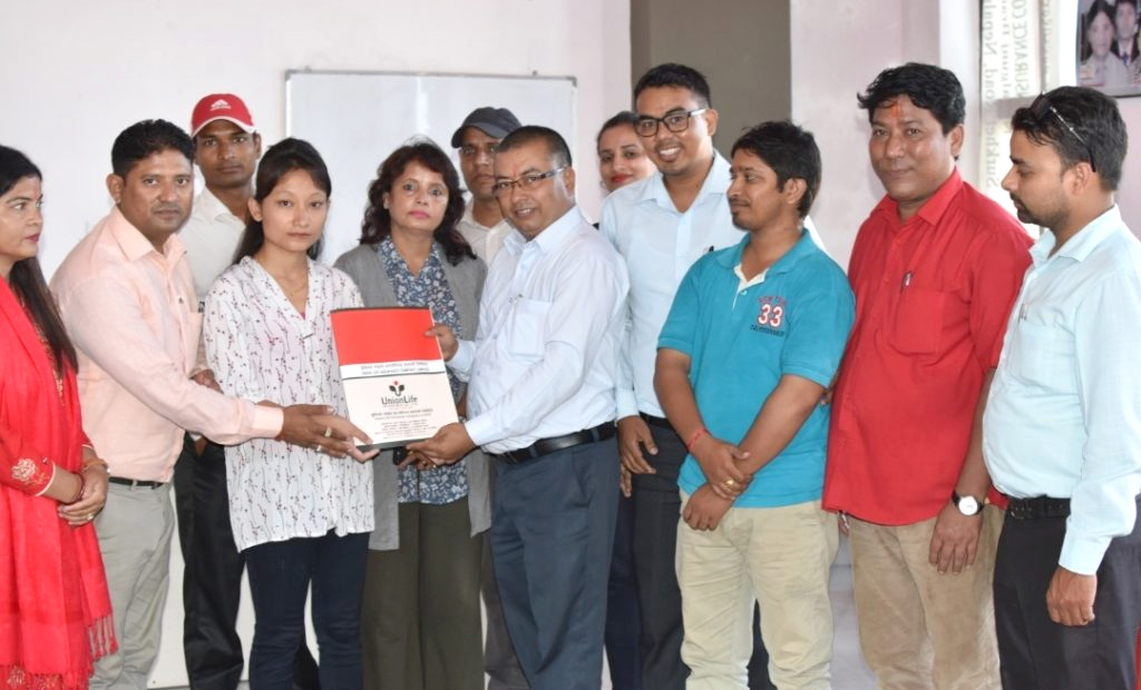 दुर्घटनामा निधन भएका स्व. खड्काको परिवारले युनियन लाईफबाट पाए एक करोड