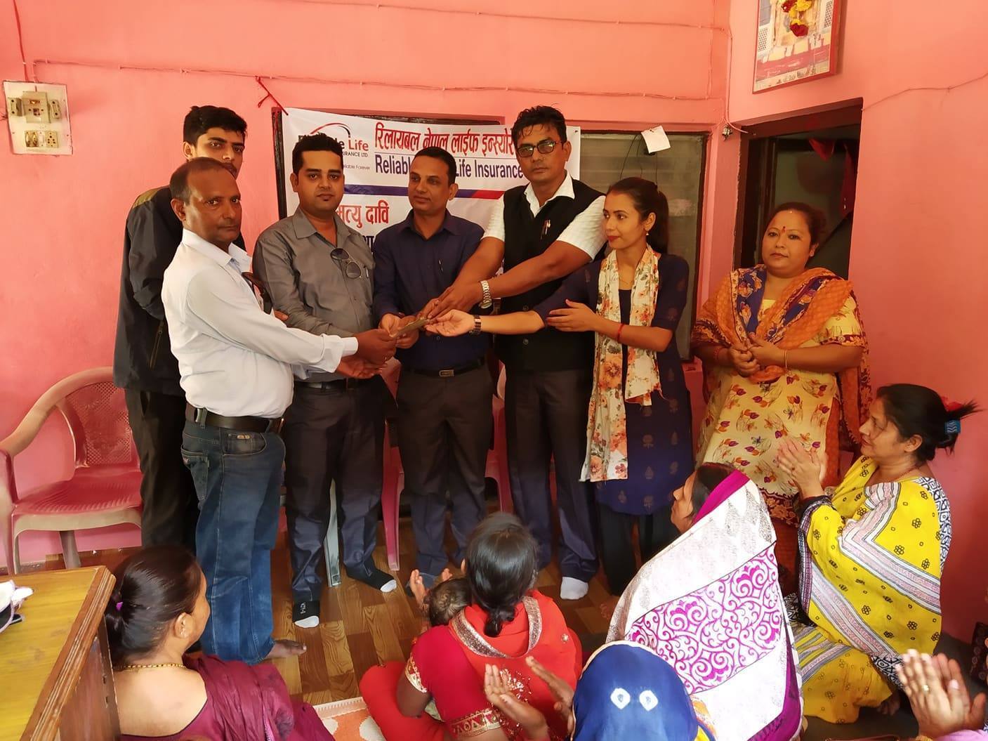 सत्यवती लघुवित्तद्धारा मृतकको परिवारलाई बीमा वापतको रकम हस्तान्तरण