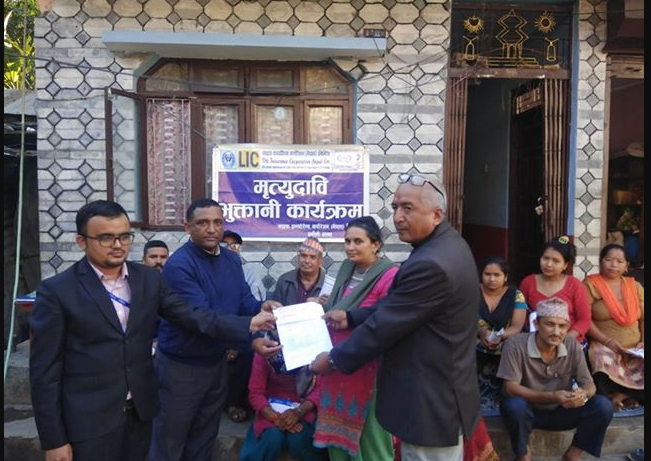 एलआइसीद्धारा मृतकको परिवारलाई बीमा दाबी रकम हस्तान्तरण