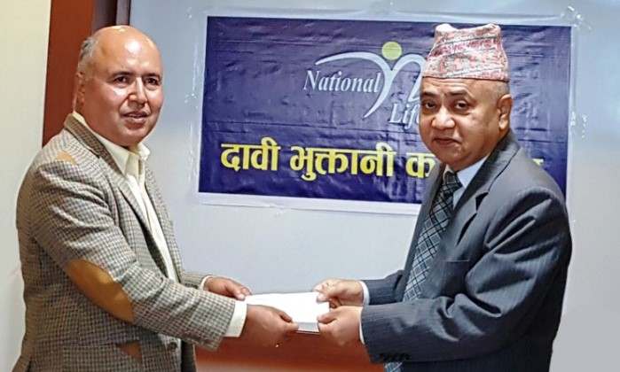 पुर्ब अर्थसचिव खनालले बुझे श्रीमतीको बीमा दाबी रकम