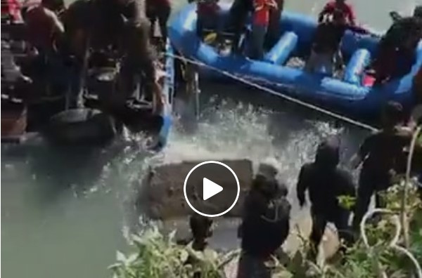 सुनकोशीमा दुर्घटनाग्रस्त बसबाट यसरी गरियो उद्धार (भिडियोसहित)