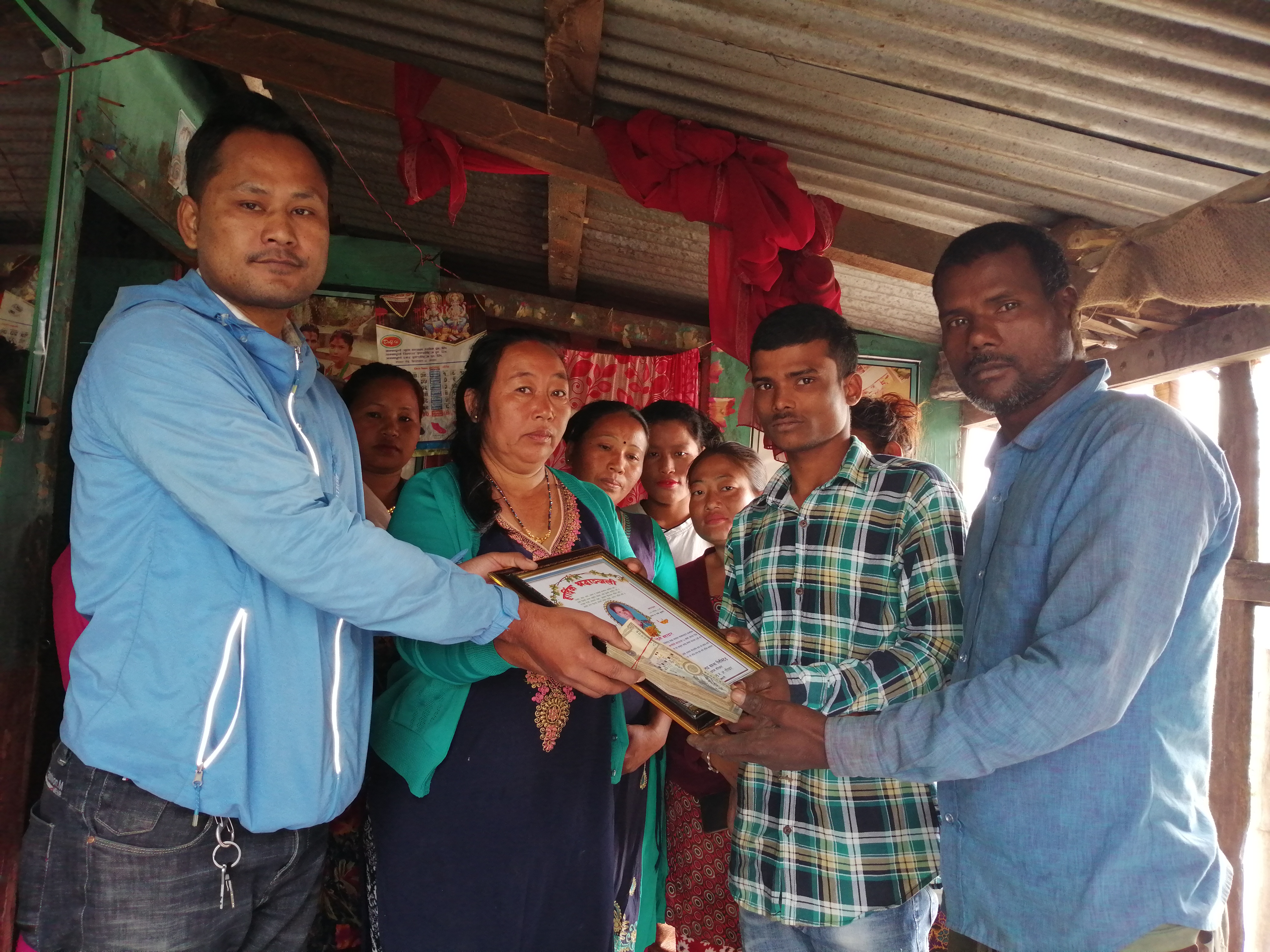 निर्धन लघुवित्तद्वारा बीमा क्षतिपूर्ति रकम वितरण