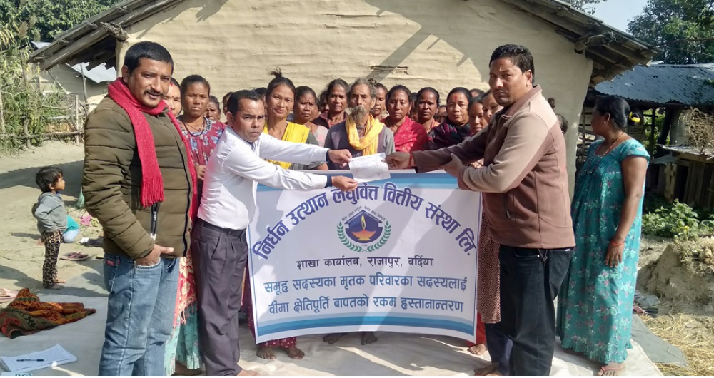निर्धन उत्थान लघुवित्तद्धारा मृतकको परिवारलाई बीमा वापतको रकम हस्तान्तरण