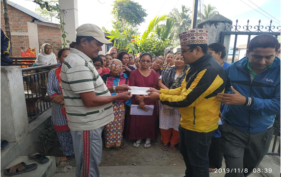 स्वावलम्बन लघुवित्तद्धारा मृतकको परिवारलाई बीमा रकम हस्तान्तरण