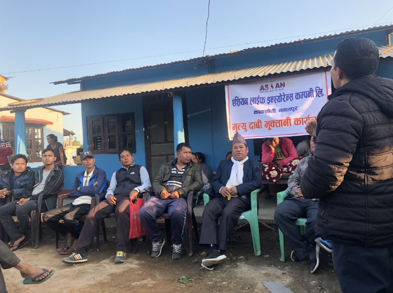 एशियन लाईफद्धारा मृतकको परिवारलाई दावी वापतको १० लाख २६ हजार रकम हस्तान्तरण