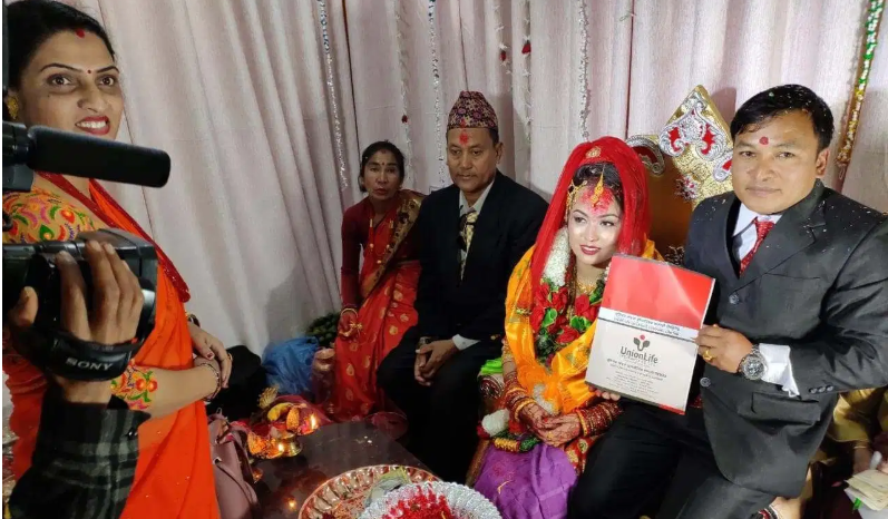 बीमा क्षेत्रमा नविनतम भित्रदै, गंगाजुले छोरीलाई दिए विवाहमा बीमा पोलीसी उपहार
