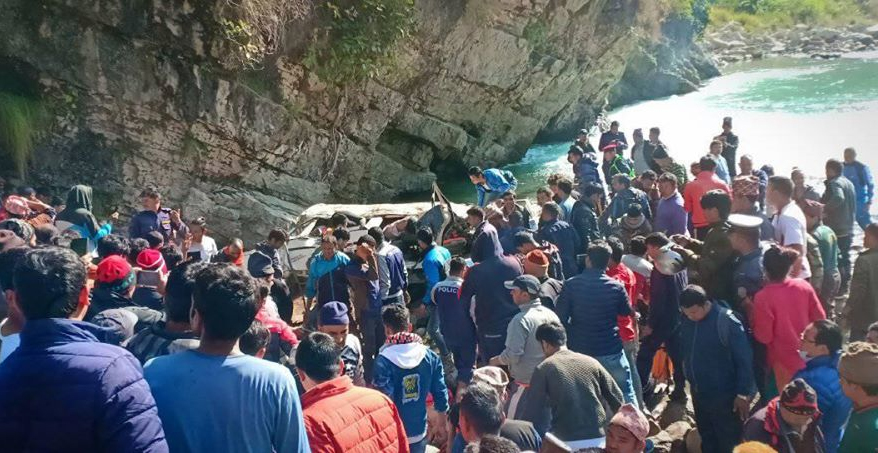 १८ जना चढेको जीप तीन मिनेटसम्म हावामा तैरिदै नदि किनारामा बजारियो