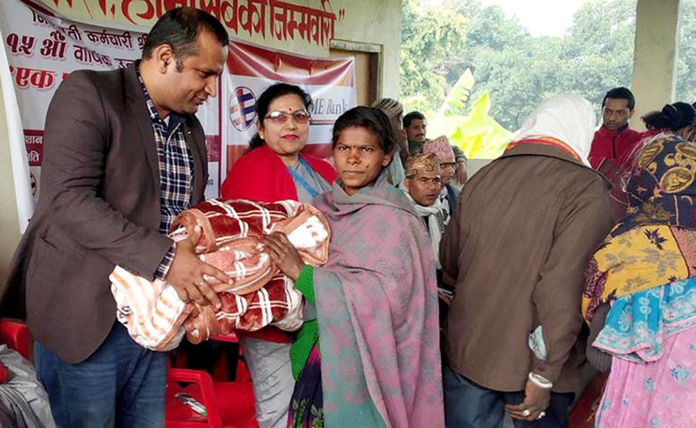 सुस्ताका शितलहर पीडितलाई ग्लोबल आईएमई बैंकको न्यानो कपडा