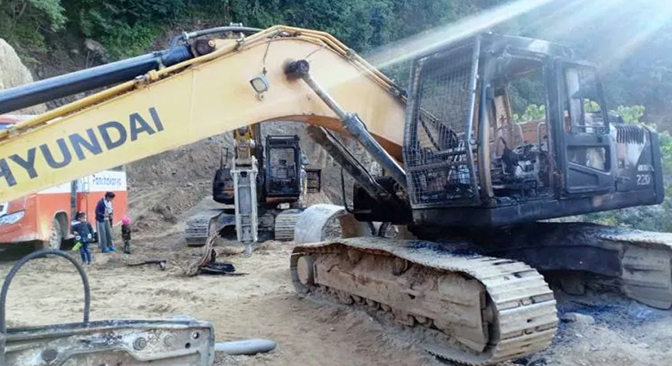 खोटाङमा चार स्काभेटरमा आगो, तीन करोडको क्षति, चार करोडको बीमा दावी पर्दै