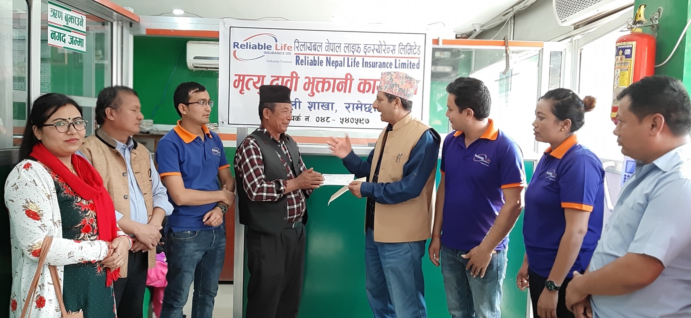 रिलायबल नेपाल लाइफद्धारा मृतकको श्रीमानलाई दुई लाख मृत्यु दावी भुक्तानी