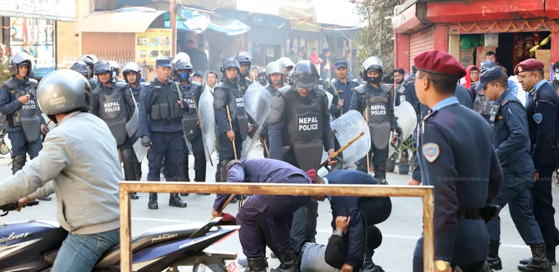 फुटबल हेर्न दशरथ रंगशाला पुगेका दर्शकमाथि प्रहरीद्वारा लाठी चार्ज