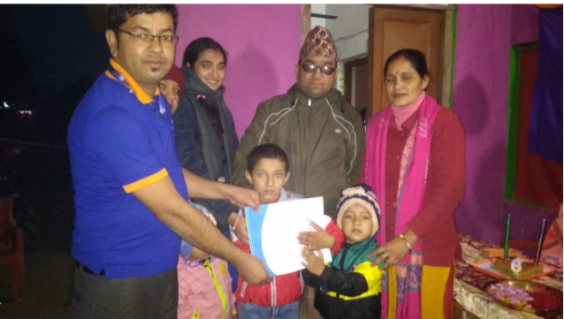 छोरालाई जन्मदिनमा रिलायवल लाइफको बीमा पोलिसी उपहार