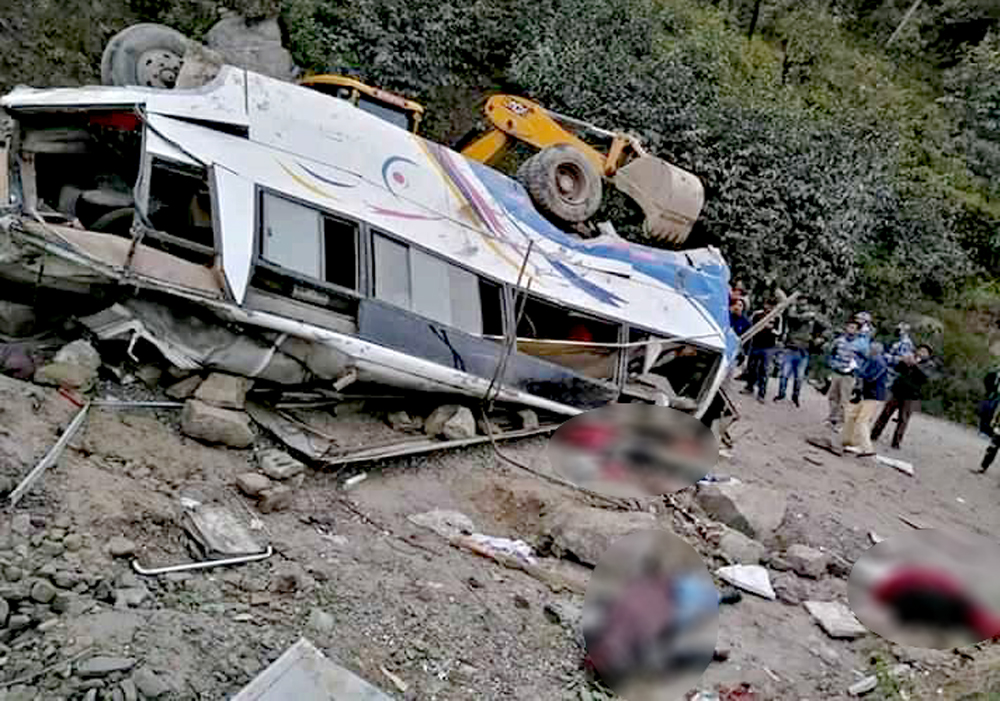 कालिन्चोकबाट फर्केको बस सिन्धुपाल्चोकमा दुर्घटनाग्रस्त, १३ जनाको मृत्यु, दर्जनौं घाइते
