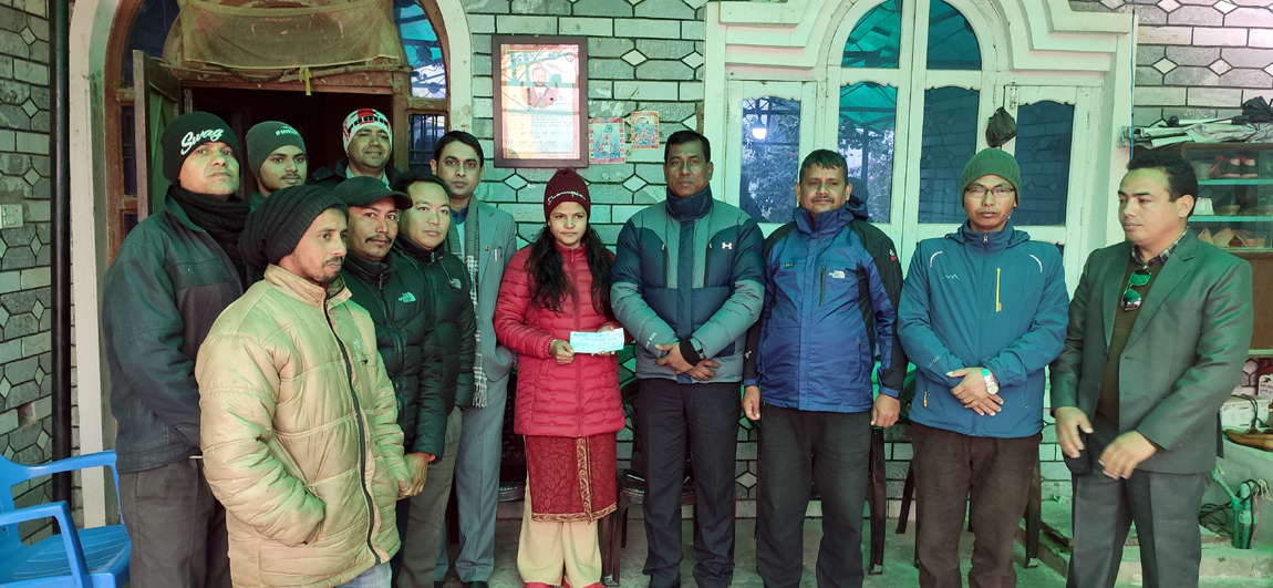 नेपाल लाइफद्धारा मृतकको परिवारलाई बीमा वापतको रकम हस्तान्तरण