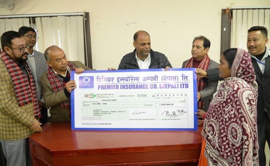 प्रिमियर इन्स्योरेन्सद्धारा  मृतकको परिवारलाई दाबी भुक्तानी