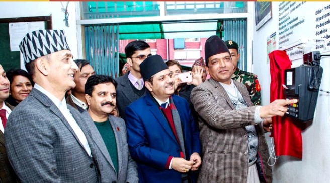 महालक्ष्मी विकास बैंकद्धारा शुक्रराज ट्रपिकल अस्पतालमा क्यु म्यानेजमेन्ट उपकरण जडान