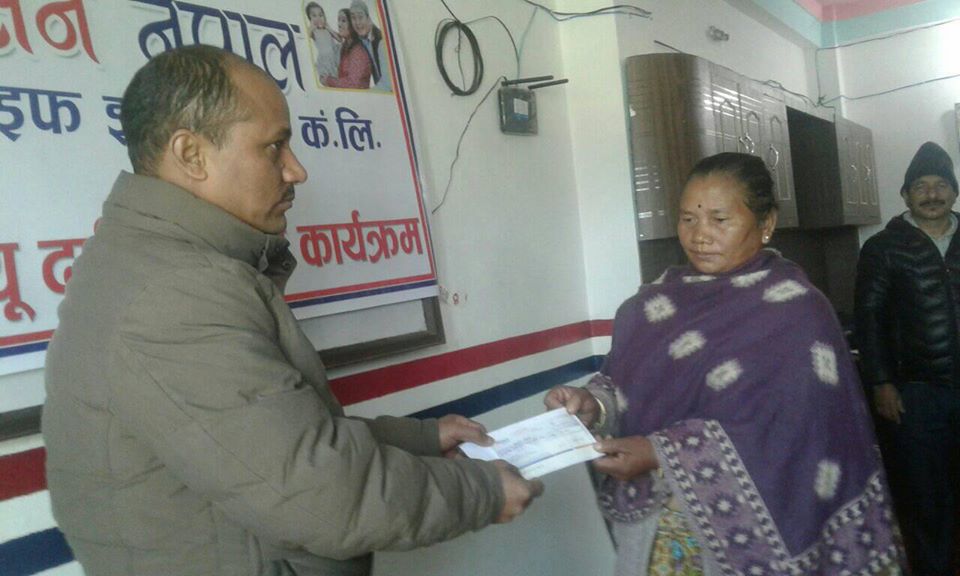 सन नेपाल लाइफद्धारा बीमा वापतको रकम हस्तान्तरण