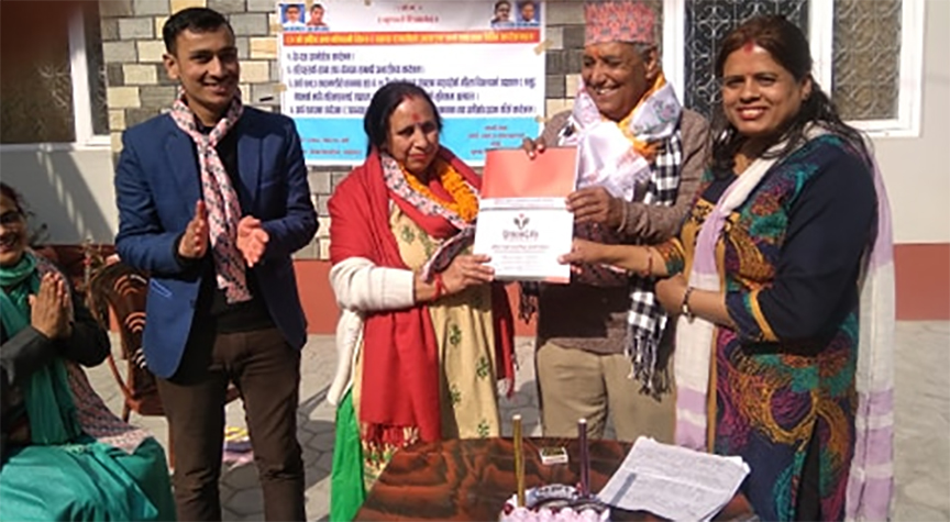 ३९ औं वैवाहिक बार्षिकोत्सवमा ५० लाखको बीमा पोलिसी उपहार