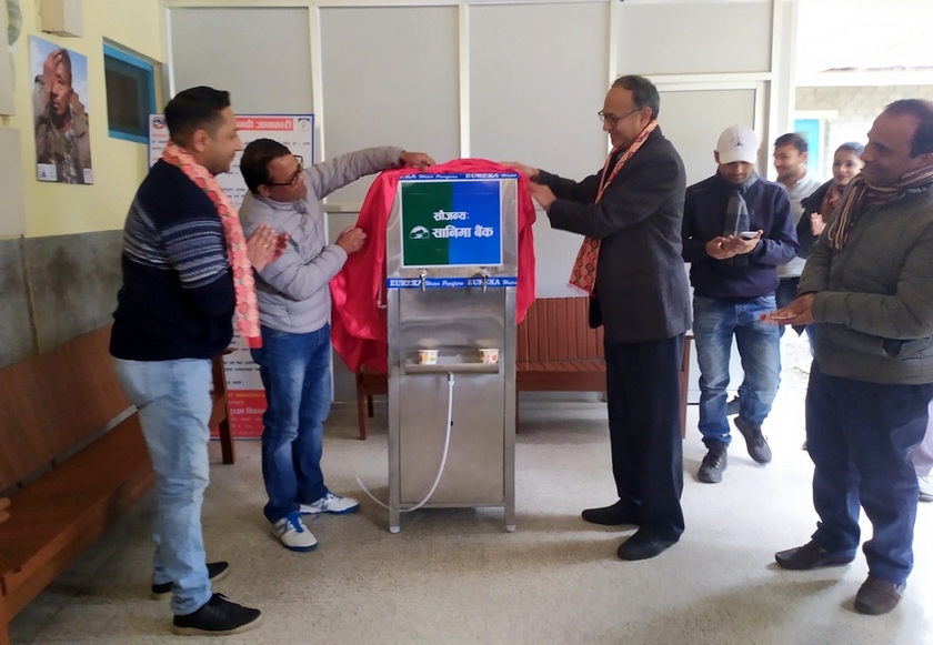 सानिमा बैंकद्धारा हिमालय आँखा हस्पिटललाई वाटर प्यूरीफिकेशन मेसिन हस्तान्तरण