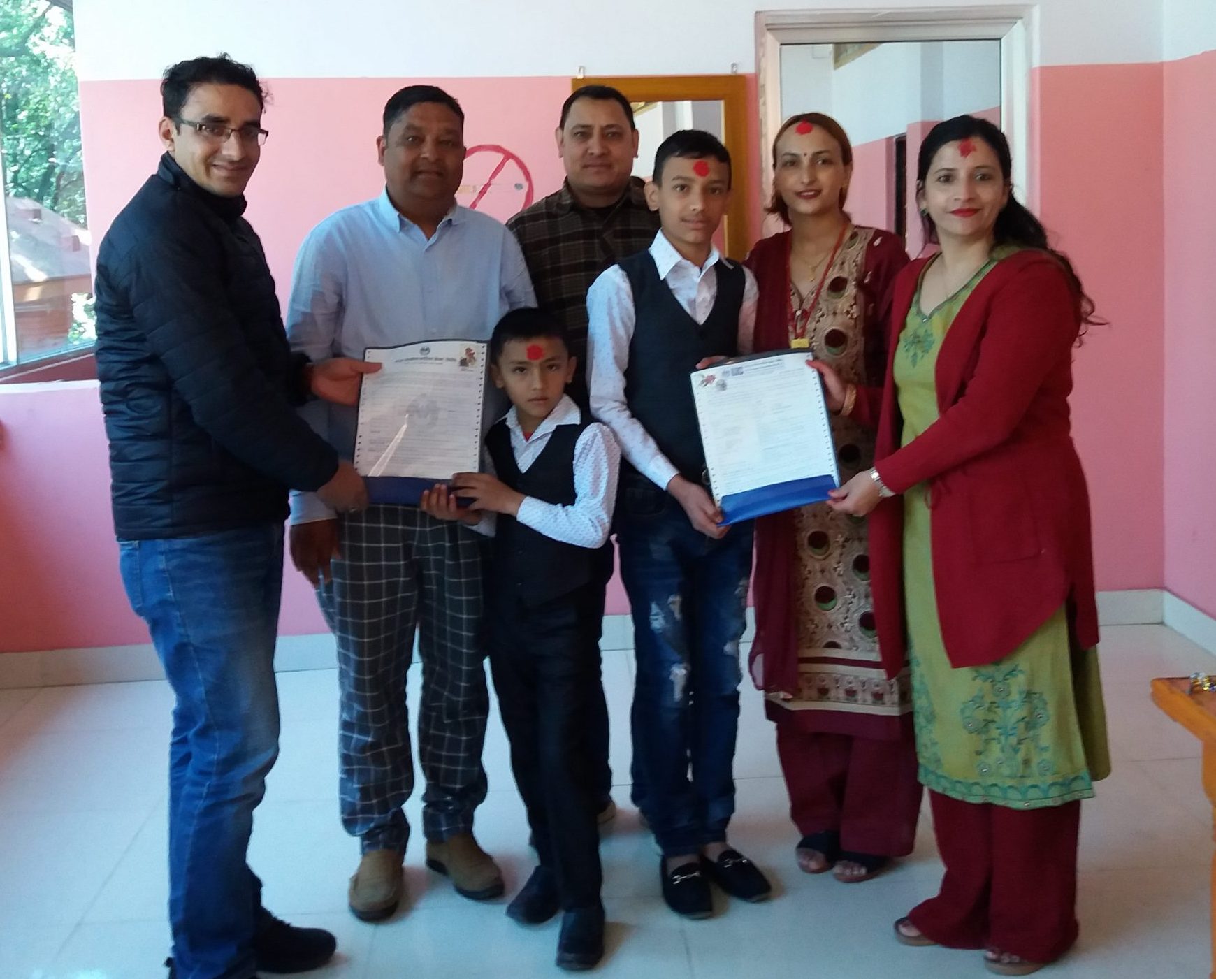 १६ औ जन्मदिनमा रितिकले पाए २० लाखको बीमा पोलिसी उपहार