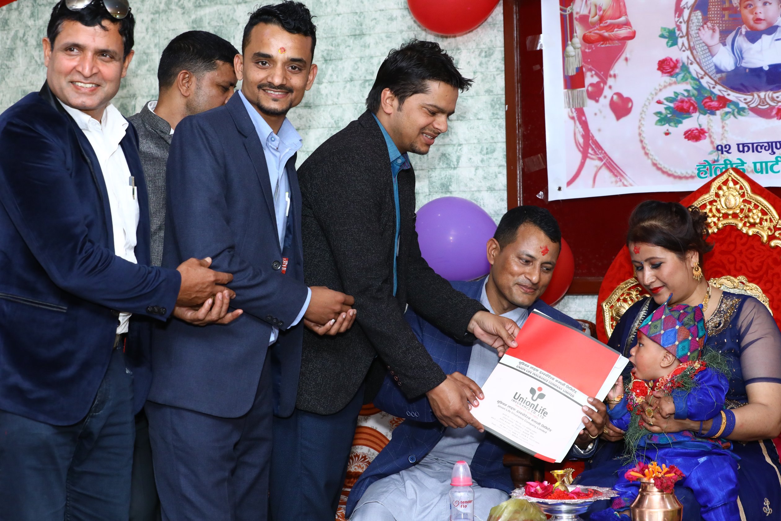 छ महिनाको बालकलाई युनियन लाइफको १० लाखको बीमा उपहार