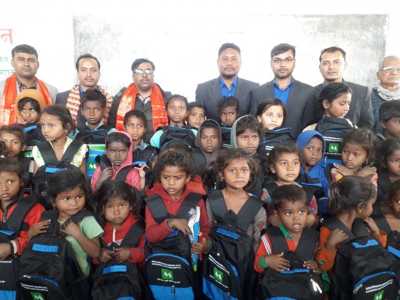 मेरो माइक्रोफाइनान्सद्धारा बिद्यार्थीहरुलाई शैक्षिक सामाग्री वितरण