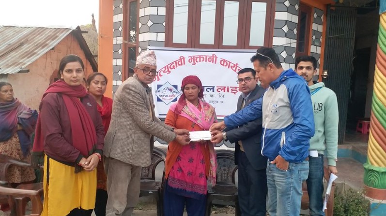 नेपाल लाइफद्धारा १० लाख रुपैयाँ बीमा दाबी भुक्तानी