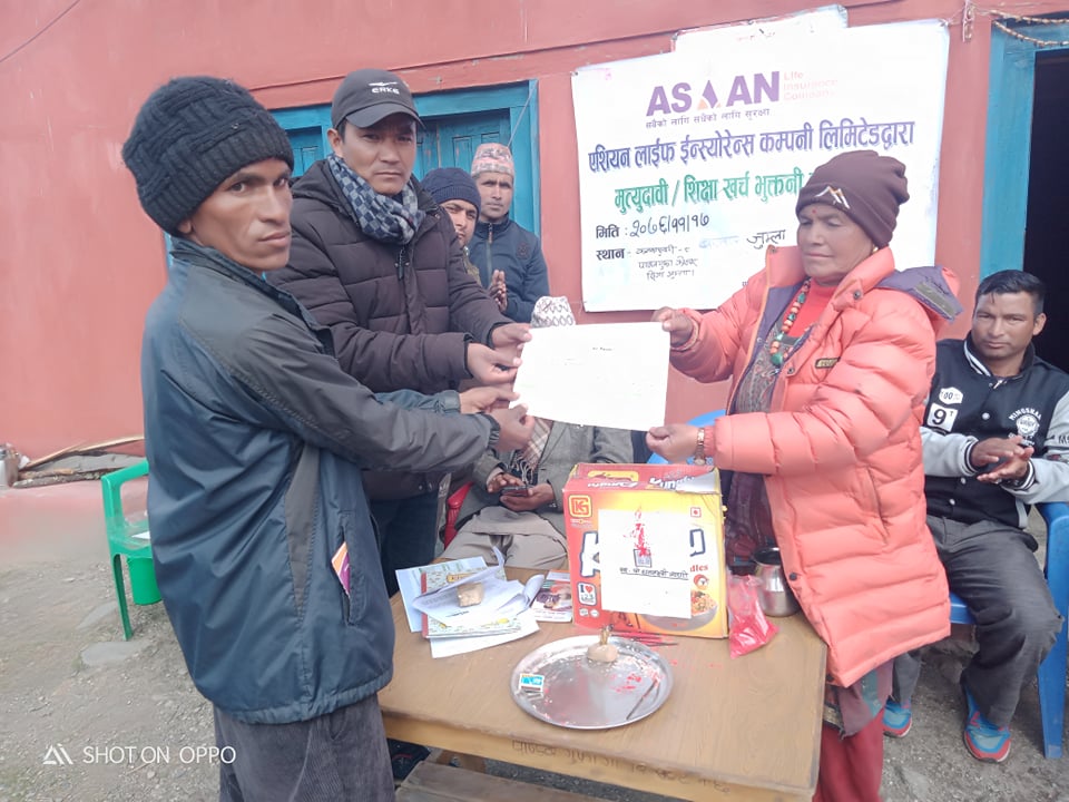 एशियन लाईफ इन्स्योरेन्सद्वारा जुम्लाकी भण्डारी परिवारलाई तीन लाख ३१ हजार दावी भुक्तानी