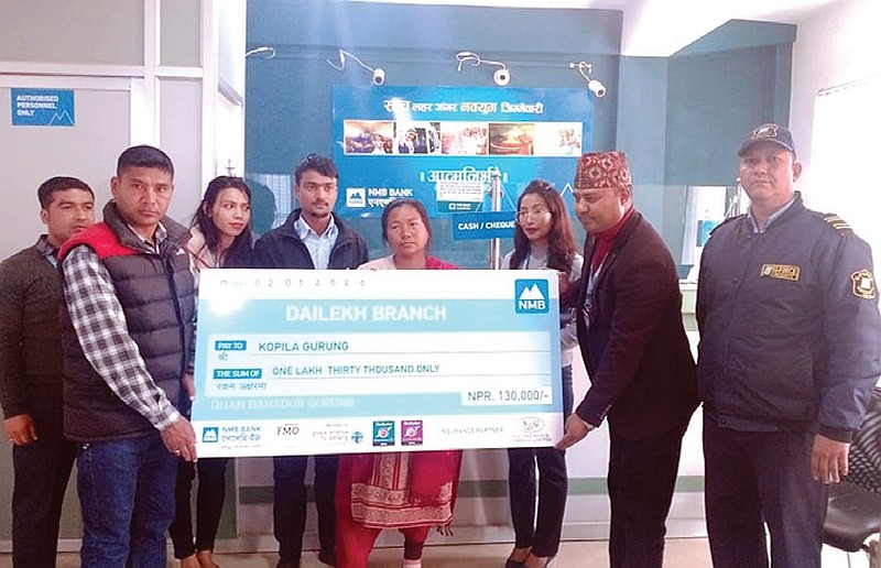 एनएमबि बैंकद्धारा मृतकको परिवारलाई बीमा वापतको रकम हस्तान्तरण