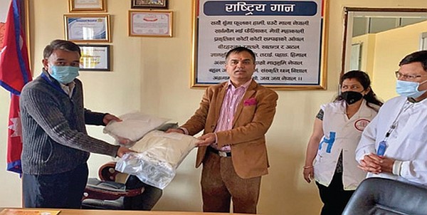 सनराइज बैंकद्धारा पाटन अस्पताललाई पिपिइ हस्तान्तरण