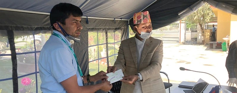 कोरोना महामारीमा सिटिजन्स बैंकको ४९ लाख रुपैयाँ सहयोग