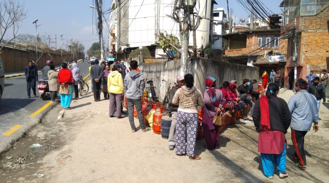 कोरोनाको असर काठमाडौंमा, खाना पकाउने ग्याँसको अभाव, पसलमा लाइन
