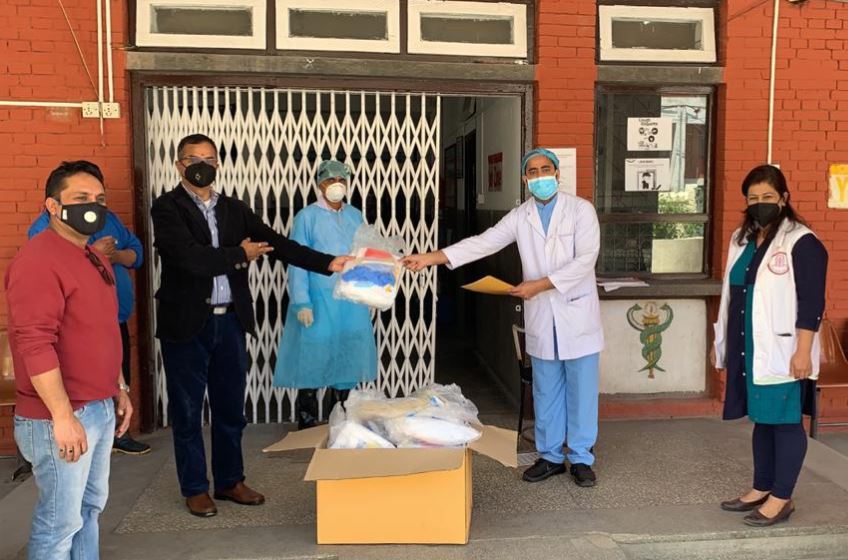 सनराइज बैंकद्धारा अस्पतालका लागि पिपिइ हस्तान्तरण