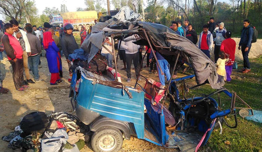 बाँकेमा बससँग अटो ठोक्किदा एकको मृत्यु