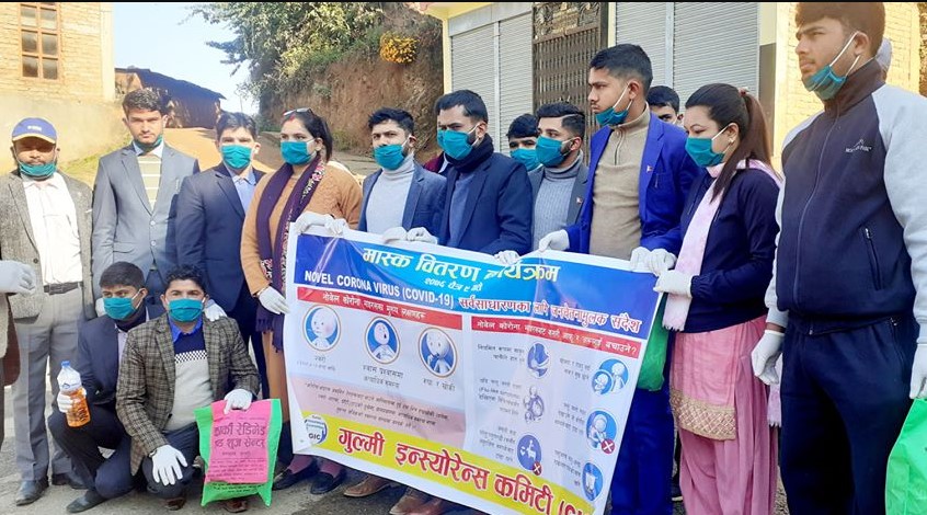 गुल्मी इन्स्योरेन्स कमिटीद्धारा मास्क तथा स्यानिटाइजर वितरण