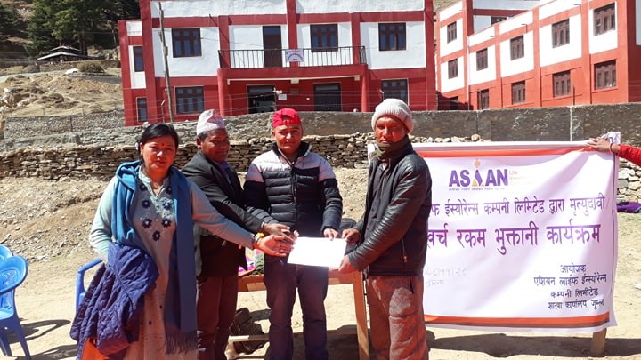 एशियन लाइफद्धारा मृतकको परिवारलाई बीमा वापतको रकम हस्तान्तरण