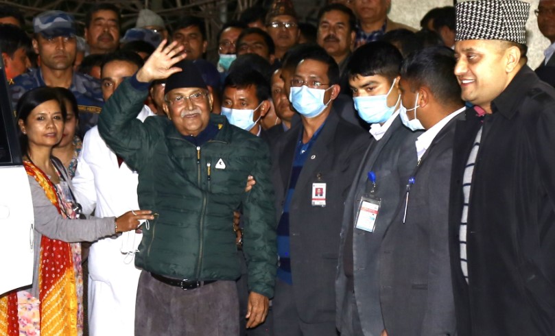 प्रधानमन्त्री ओली अस्पतालबाट डिस्चार्ज, मुस्कुराउँदै गाडी चढेर बालुवाटार फर्किए