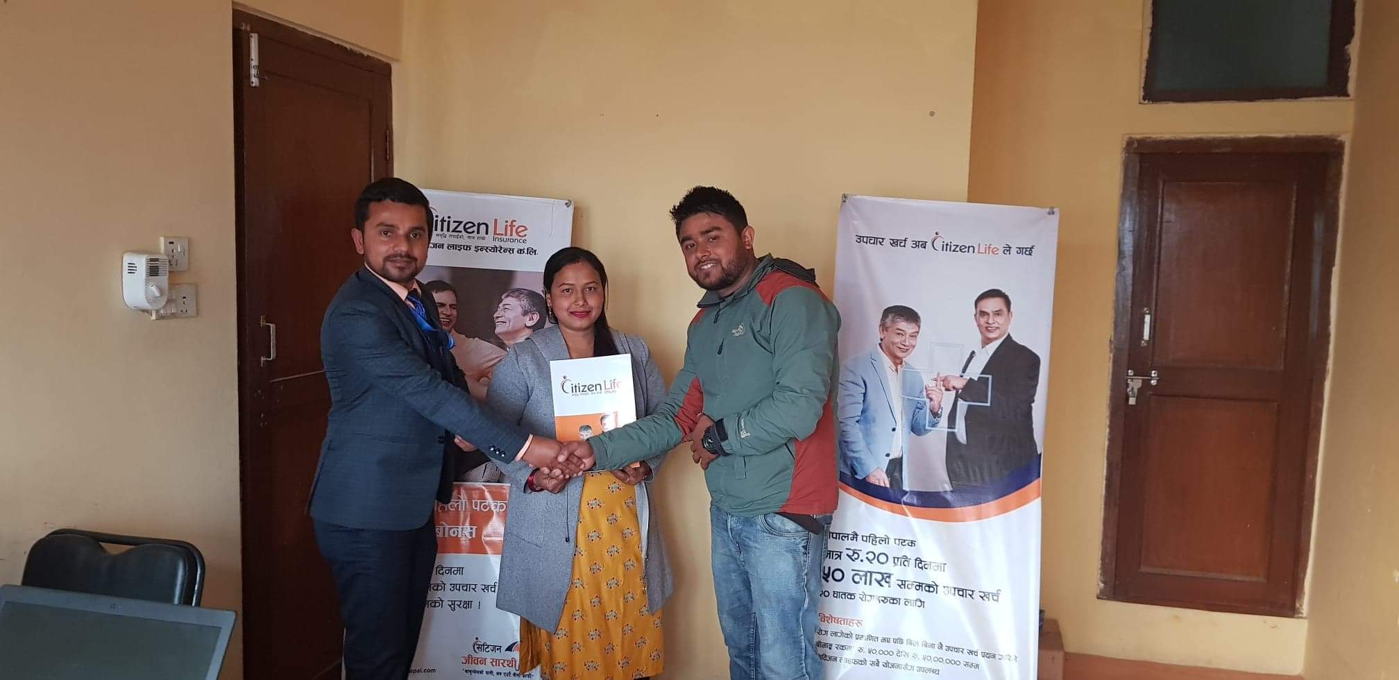 वैवाहिक वर्षगाँठमा ३० लाखको बीमा पोलिसी उपहार