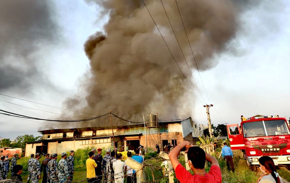 चितवनस्थित खाद्य उद्योगमा भिषण आगोलागी, आगो ननिभ्दै लुम्बिनी जनरल इन्स्योरेन्सका सर्भेयर घट्नास्थलमा