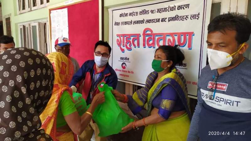 मुक्तिनाथ विकास बैंकद्धारा राहत सामाग्री वितरण