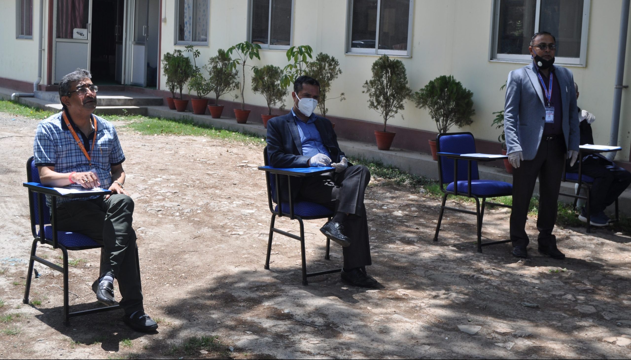 घरैमा बसेर कोरोना बीमा गर्न सकिने, बैंक वा अनलाईनबाट पैसा तिरेर सिधा बीमा सुविधा