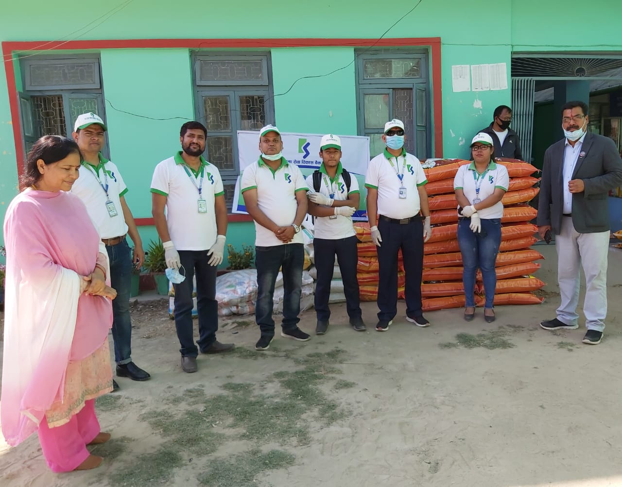 कामना सेवा विकास बैंकद्वारा एक लाखको राहत हस्तान्तरण