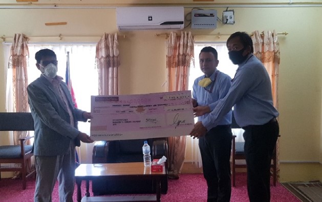 एभरेष्ट बैंकद्धारा सुदुरपश्चिम प्रदेशलाई ६ लाख रुपैयाँ हस्तान्तरण