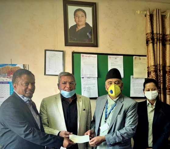 नेपाल लाइफद्धारा एक करोडको चेक कोषलाई हस्तान्तरण